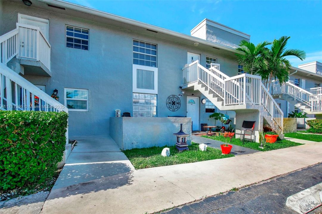 For Sale: $249,900 (2 beds, 2 baths, 912 Square Feet)