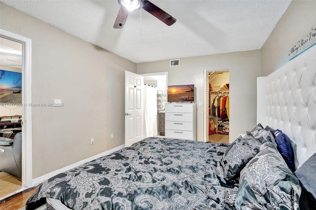 For Sale: $249,900 (2 beds, 2 baths, 912 Square Feet)