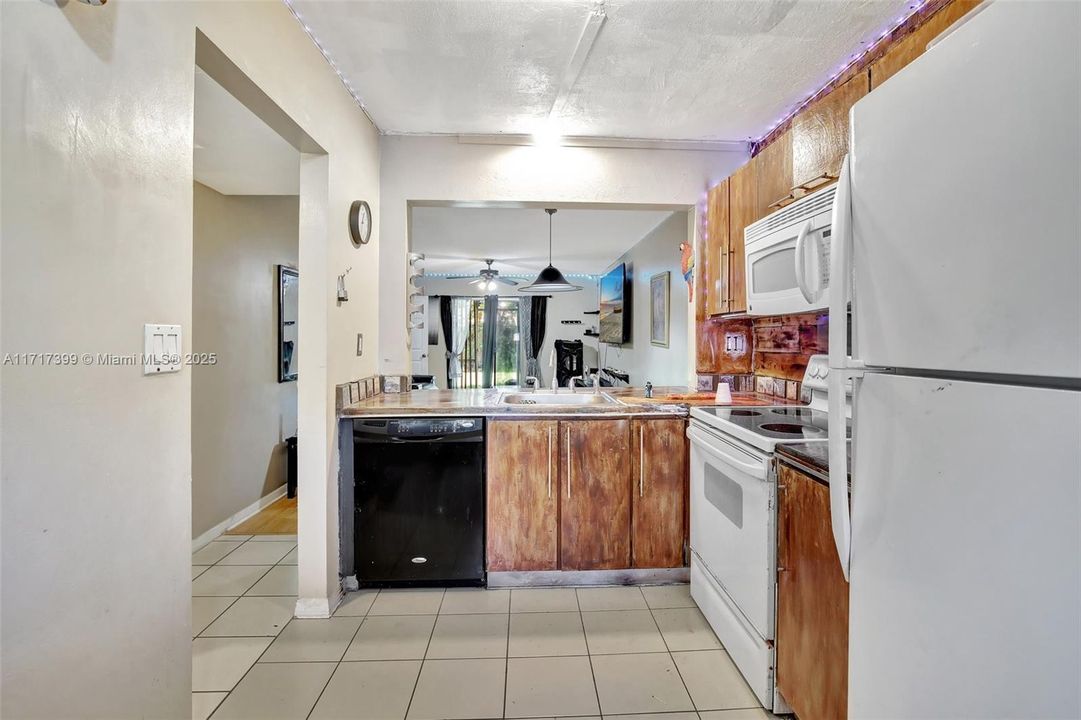 For Sale: $249,900 (2 beds, 2 baths, 912 Square Feet)