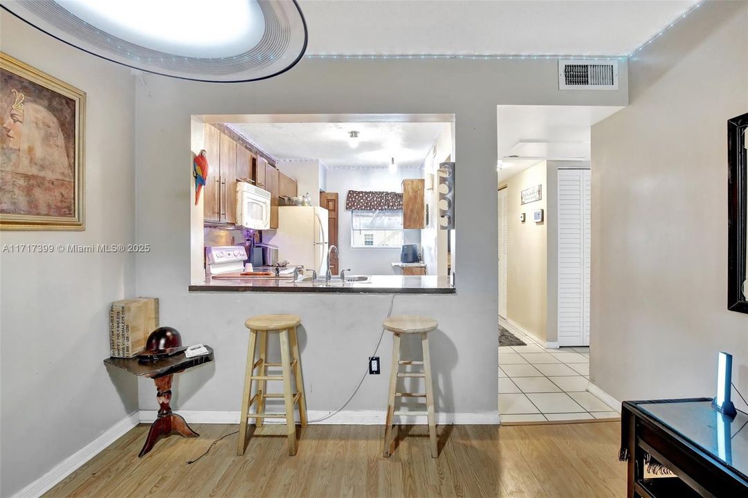 For Sale: $249,900 (2 beds, 2 baths, 912 Square Feet)