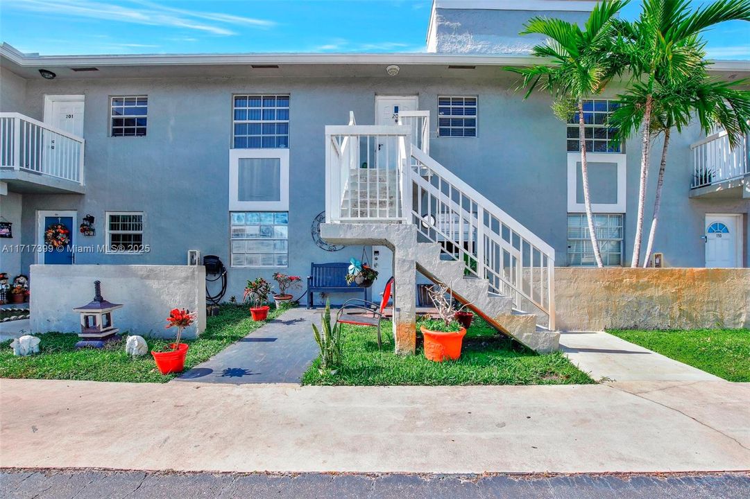 For Sale: $249,900 (2 beds, 2 baths, 912 Square Feet)