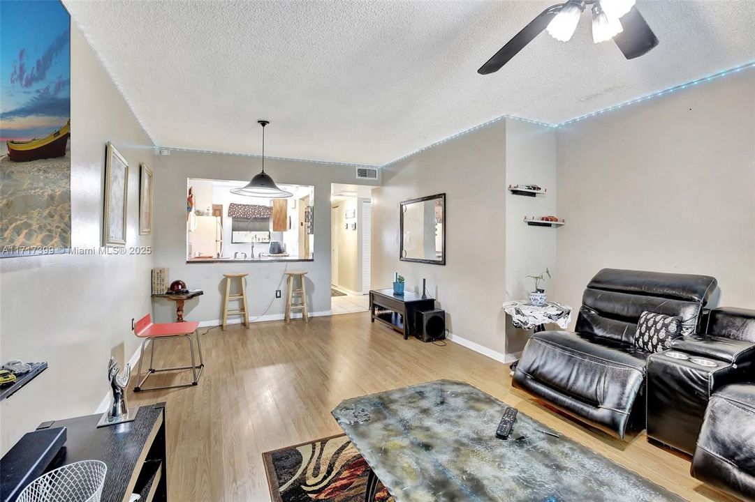 For Sale: $249,900 (2 beds, 2 baths, 912 Square Feet)