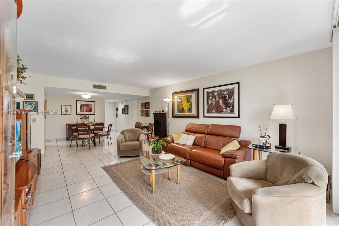 For Sale: $385,000 (2 beds, 2 baths, 1273 Square Feet)