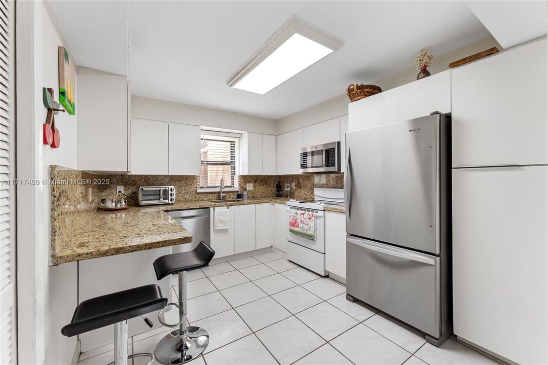 For Sale: $385,000 (2 beds, 2 baths, 1273 Square Feet)