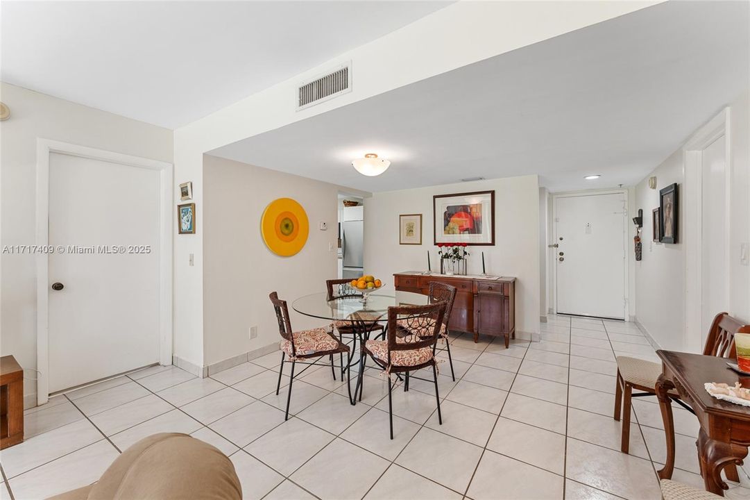 For Sale: $385,000 (2 beds, 2 baths, 1273 Square Feet)