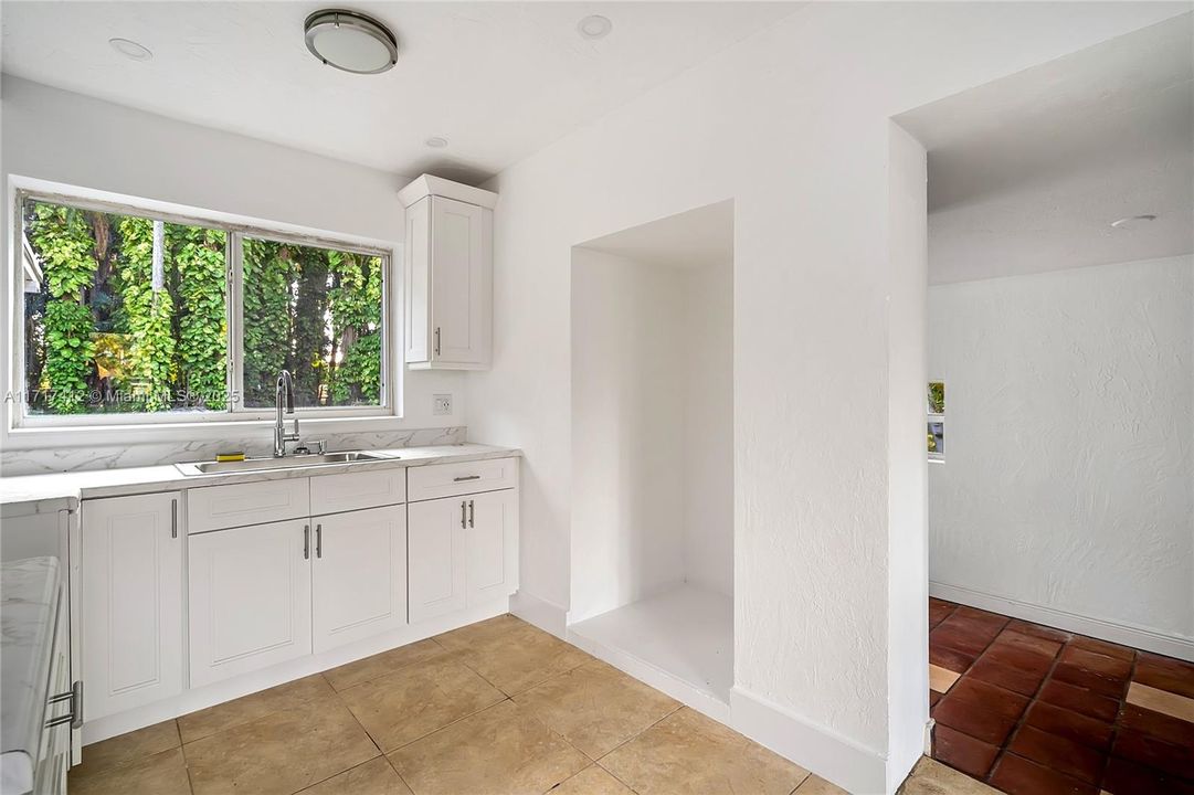 Active With Contract: $2,500 (2 beds, 1 baths, 1016 Square Feet)