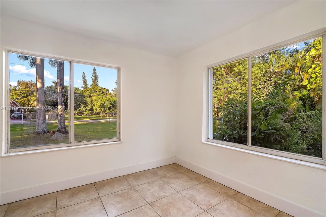 Active With Contract: $2,500 (2 beds, 1 baths, 1016 Square Feet)