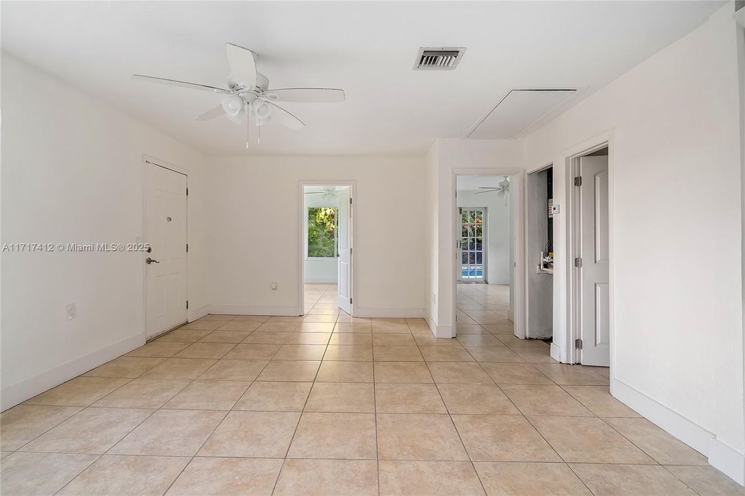 Active With Contract: $2,500 (2 beds, 1 baths, 1016 Square Feet)