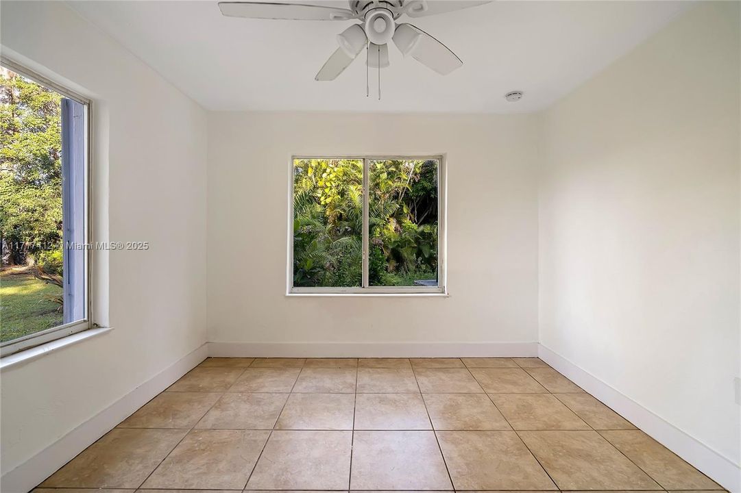 Active With Contract: $2,500 (2 beds, 1 baths, 1016 Square Feet)