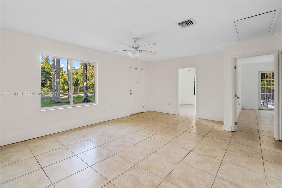 Active With Contract: $2,500 (2 beds, 1 baths, 1016 Square Feet)