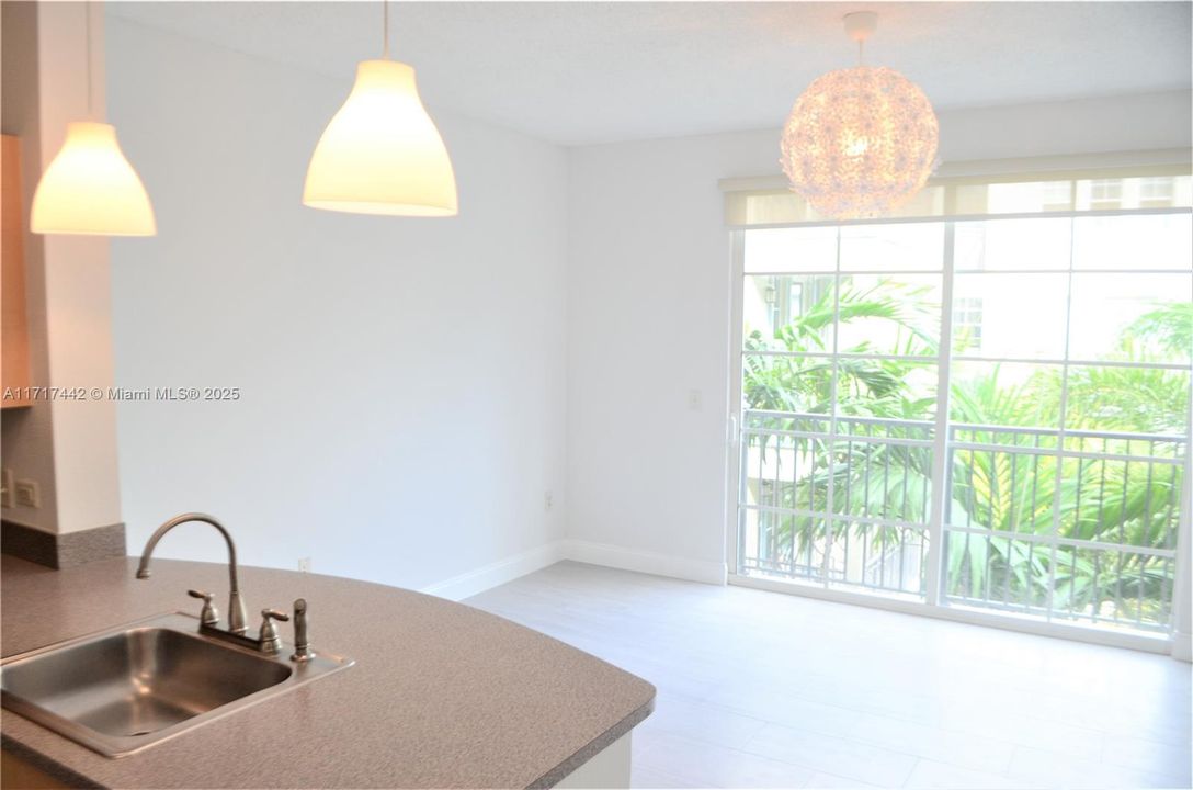 For Sale: $270,000 (1 beds, 1 baths, 667 Square Feet)