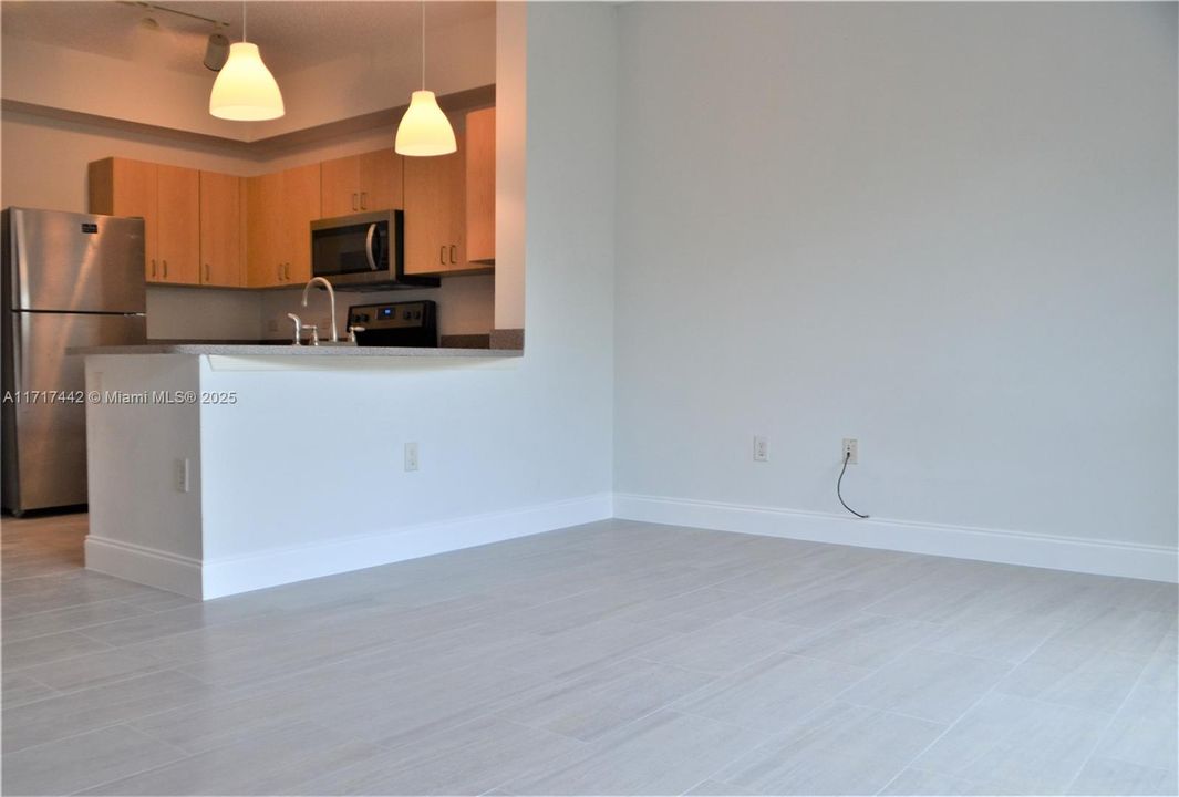 For Sale: $270,000 (1 beds, 1 baths, 667 Square Feet)