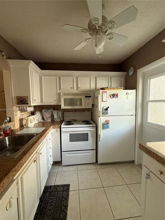 For Sale: $149,000 (2 beds, 2 baths, 944 Square Feet)