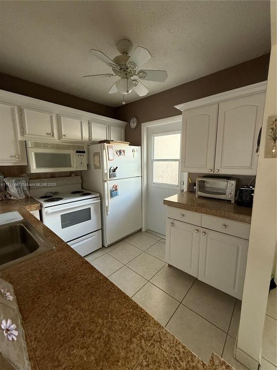 For Sale: $149,000 (2 beds, 2 baths, 944 Square Feet)