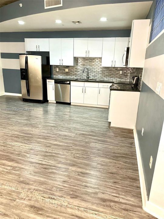 For Rent: $2,200 (1 beds, 1 baths, 774 Square Feet)