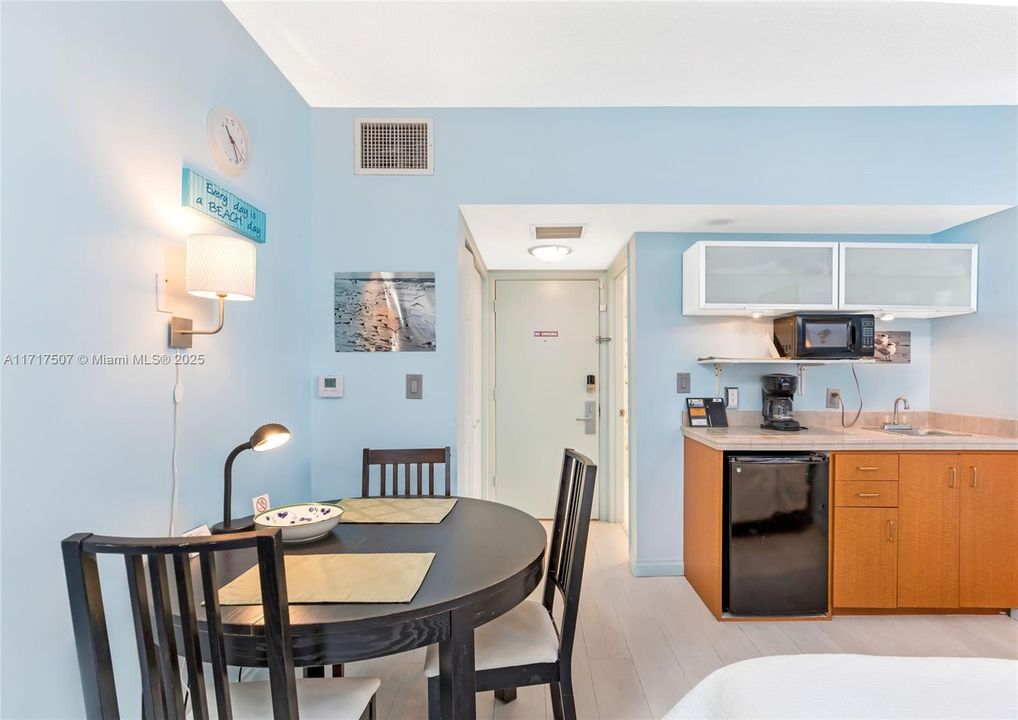 For Sale: $775,000 (2 beds, 2 baths, 1330 Square Feet)