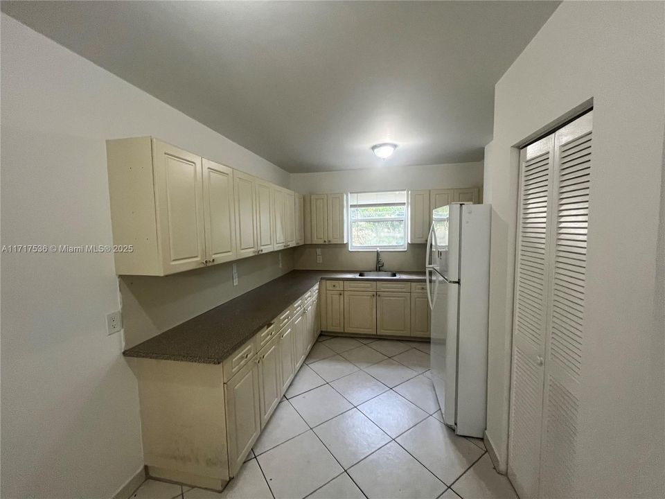 For Rent: $2,200 (2 beds, 1 baths, 18376 Square Feet)