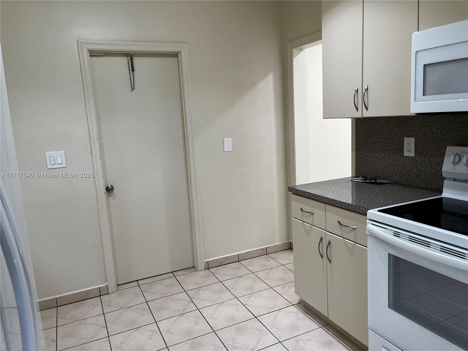 For Rent: $4,499 (3 beds, 2 baths, 1554 Square Feet)