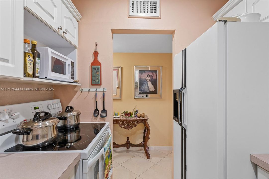 For Sale: $249,000 (2 beds, 2 baths, 903 Square Feet)