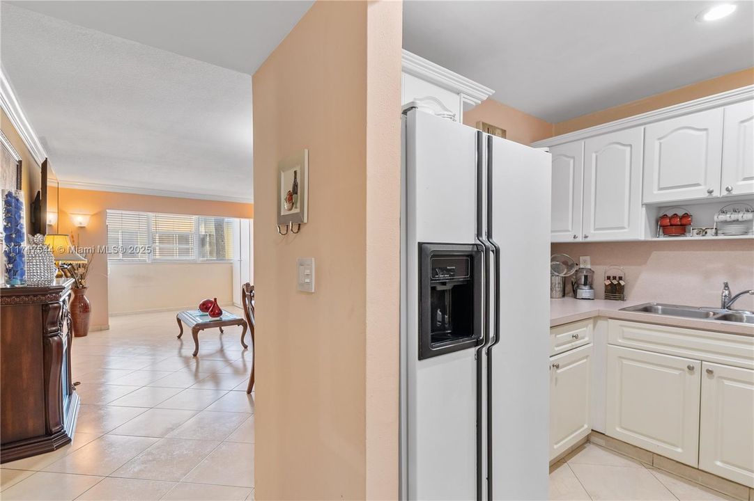 For Sale: $249,000 (2 beds, 2 baths, 903 Square Feet)