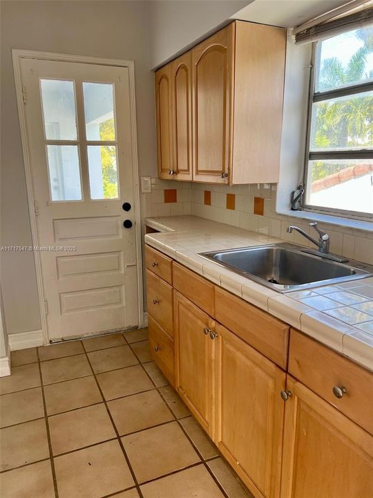 For Rent: $1,850 (1 beds, 1 baths, 700 Square Feet)