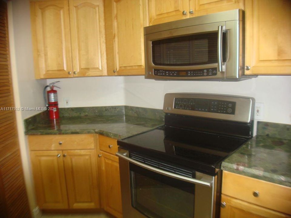 For Rent: $2,298 (2 beds, 2 baths, 950 Square Feet)