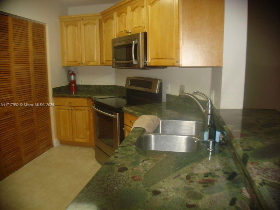 For Rent: $2,298 (2 beds, 2 baths, 950 Square Feet)