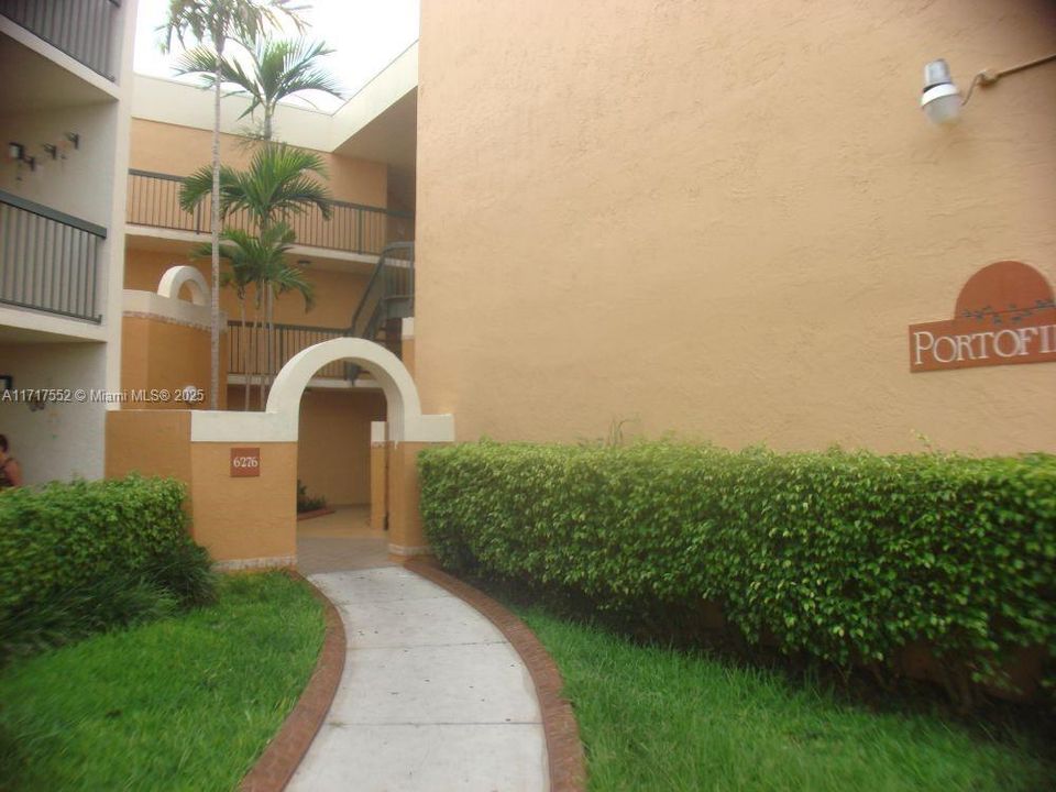 For Rent: $2,298 (2 beds, 2 baths, 950 Square Feet)