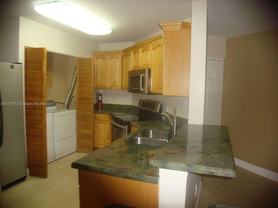 For Rent: $2,298 (2 beds, 2 baths, 950 Square Feet)