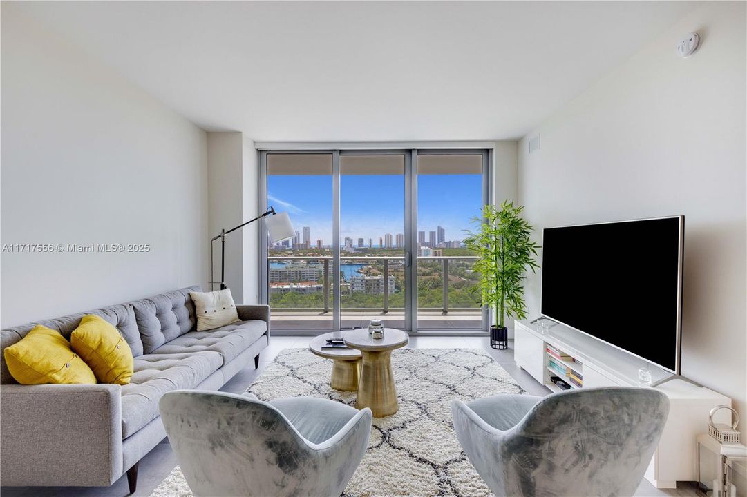 For Sale: $689,000 (2 beds, 2 baths, 1107 Square Feet)