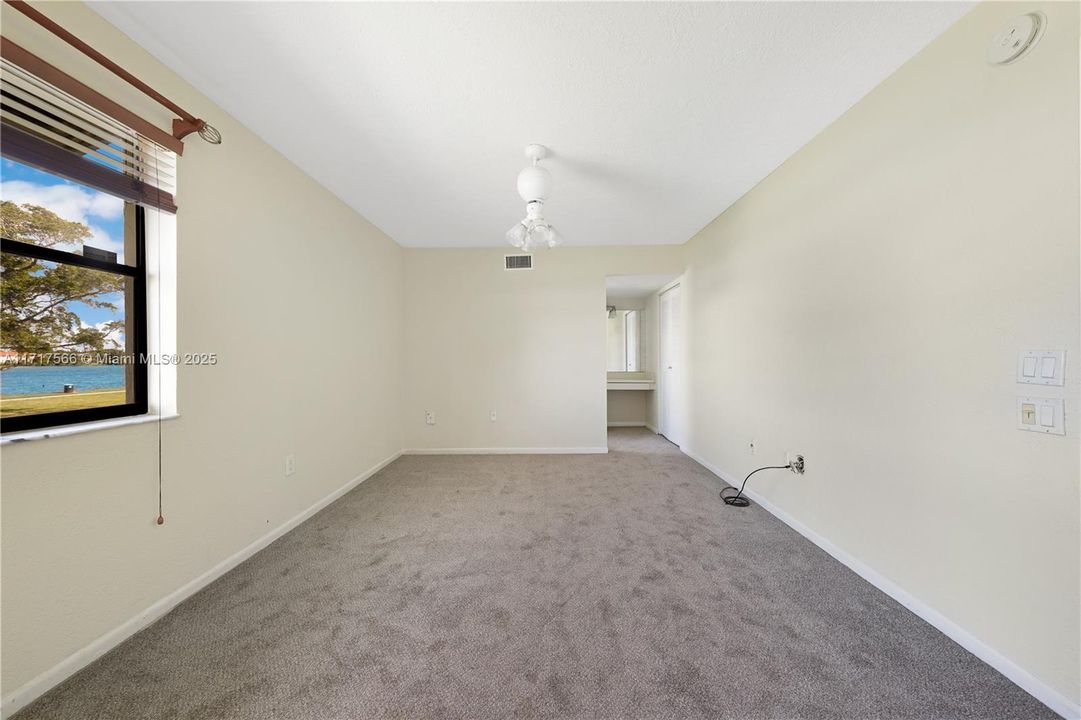 For Rent: $2,200 (2 beds, 2 baths, 978 Square Feet)