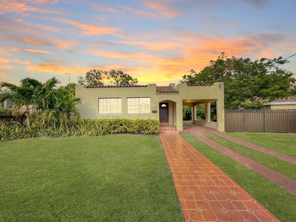 For Sale: $925,000 (3 beds, 3 baths, 1540 Square Feet)