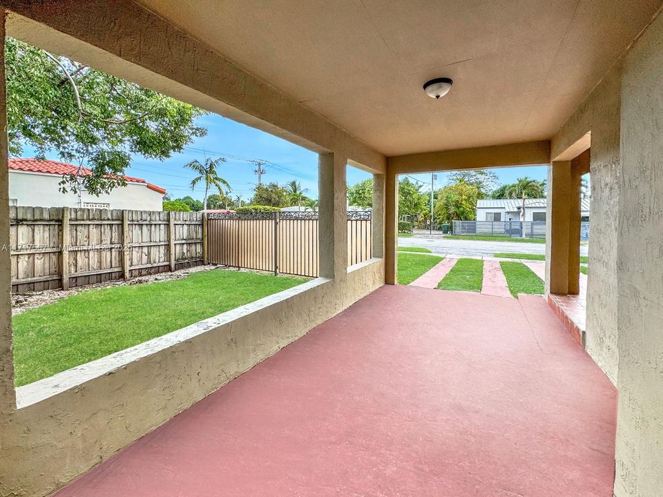 For Sale: $925,000 (3 beds, 3 baths, 1540 Square Feet)