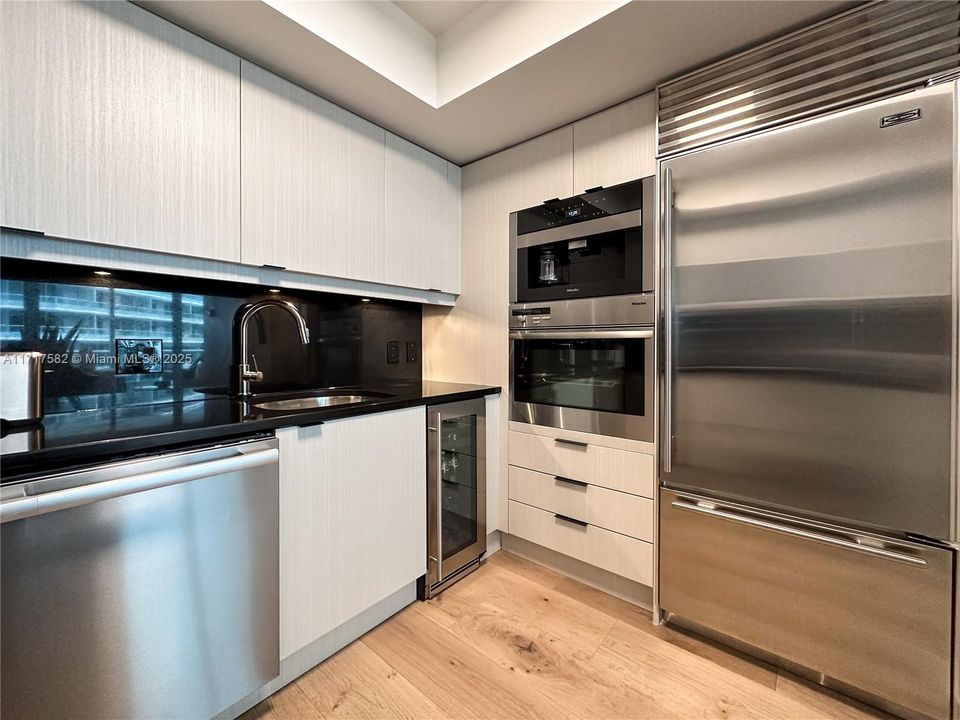 For Sale: $789,000 (1 beds, 1 baths, 895 Square Feet)