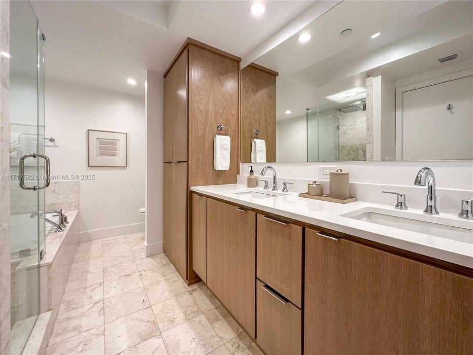 For Sale: $789,000 (1 beds, 1 baths, 895 Square Feet)