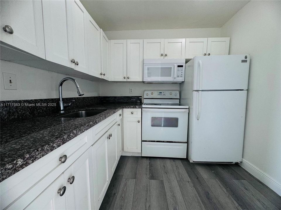 For Rent: $2,000 (2 beds, 2 baths, 1036 Square Feet)