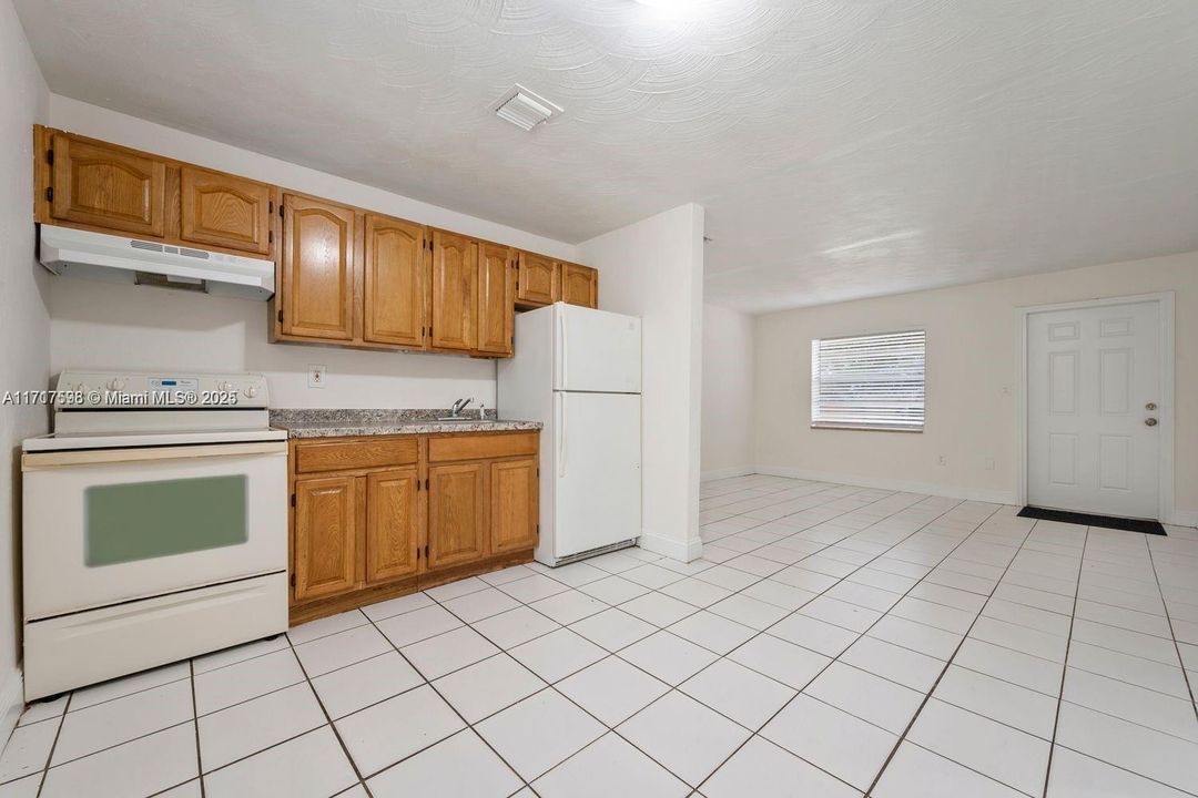 For Rent: $2,600 (2 beds, 1 baths, 867 Square Feet)