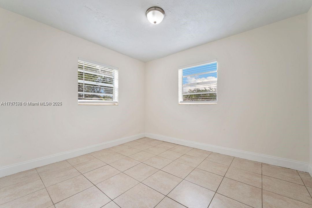 For Rent: $2,600 (2 beds, 1 baths, 867 Square Feet)