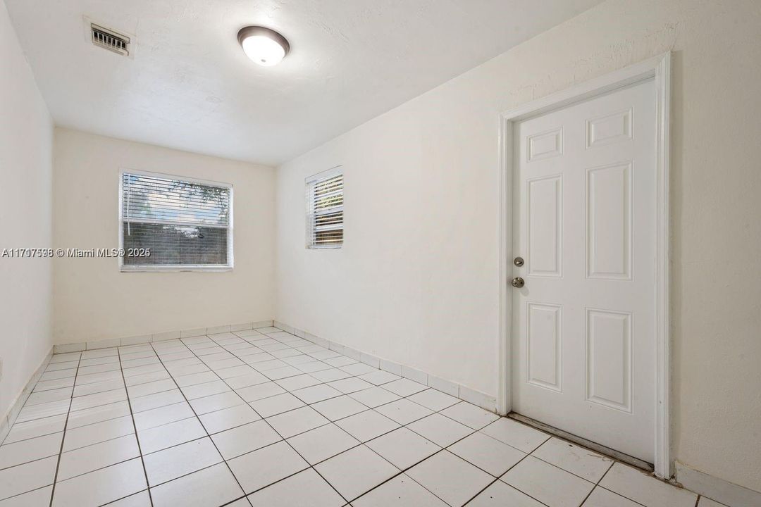 For Rent: $2,600 (2 beds, 1 baths, 867 Square Feet)