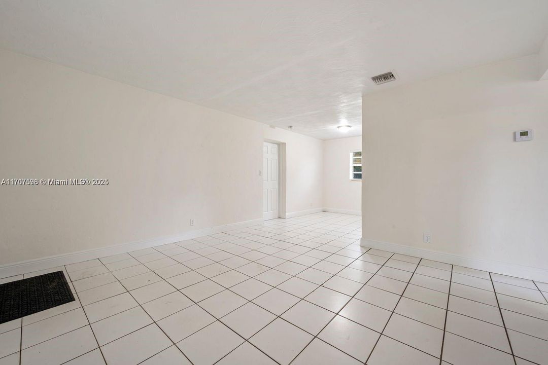 For Rent: $2,600 (2 beds, 1 baths, 867 Square Feet)