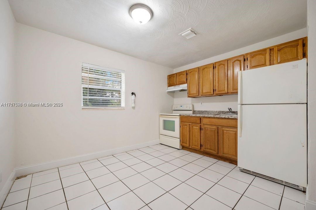 For Rent: $2,600 (2 beds, 1 baths, 867 Square Feet)