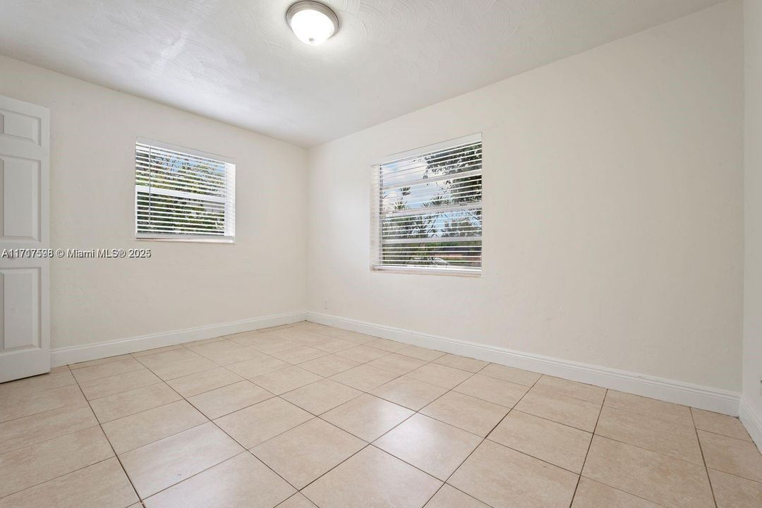 For Rent: $2,600 (2 beds, 1 baths, 867 Square Feet)