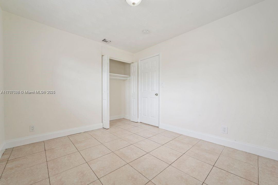 For Rent: $2,600 (2 beds, 1 baths, 867 Square Feet)