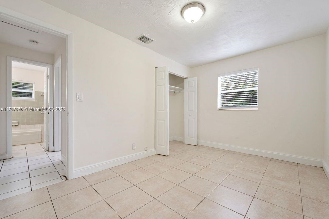 For Rent: $2,600 (2 beds, 1 baths, 867 Square Feet)