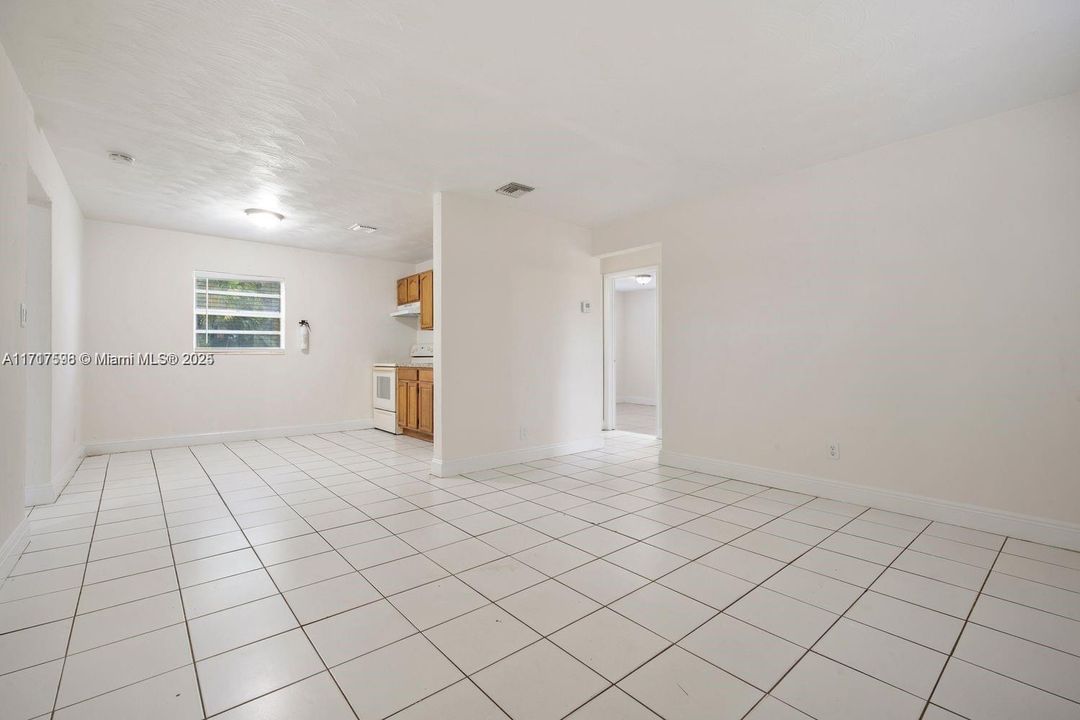 For Rent: $2,600 (2 beds, 1 baths, 867 Square Feet)