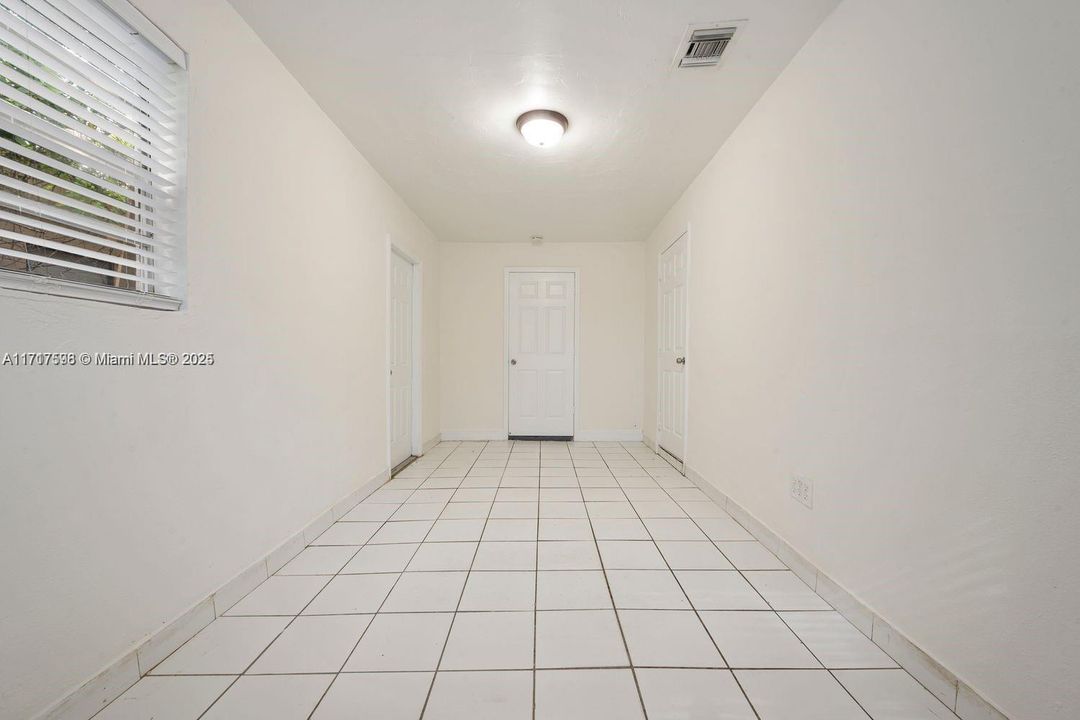 For Rent: $2,600 (2 beds, 1 baths, 867 Square Feet)