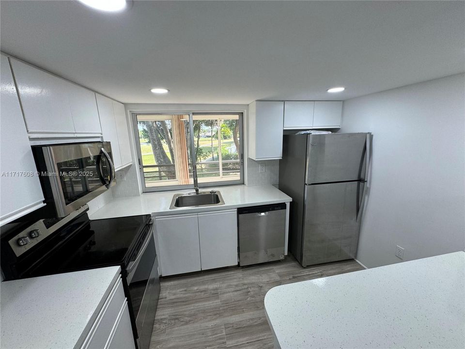 For Sale: $124,999 (2 beds, 2 baths, 950 Square Feet)