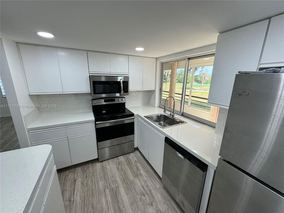 For Sale: $124,999 (2 beds, 2 baths, 950 Square Feet)