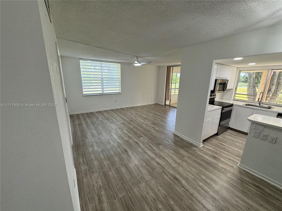 For Sale: $124,999 (2 beds, 2 baths, 950 Square Feet)