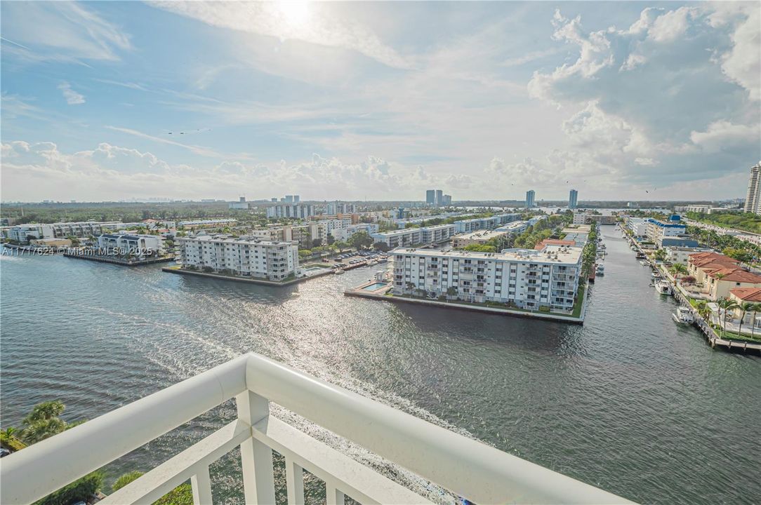 For Sale: $919,000 (3 beds, 3 baths, 2400 Square Feet)